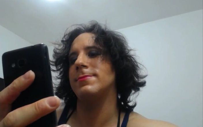 LaraWhiteSissy: Travestit efeminat masturbându-se cu lins de spermă jucând pula, lovituri...