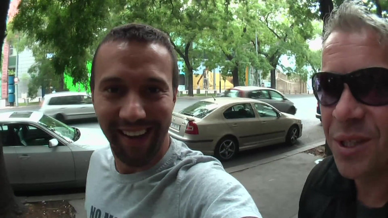 Old & Young: Old &amp; Young - prsatá brunetka je ošukaná dvěma muži na veřejnosti,...