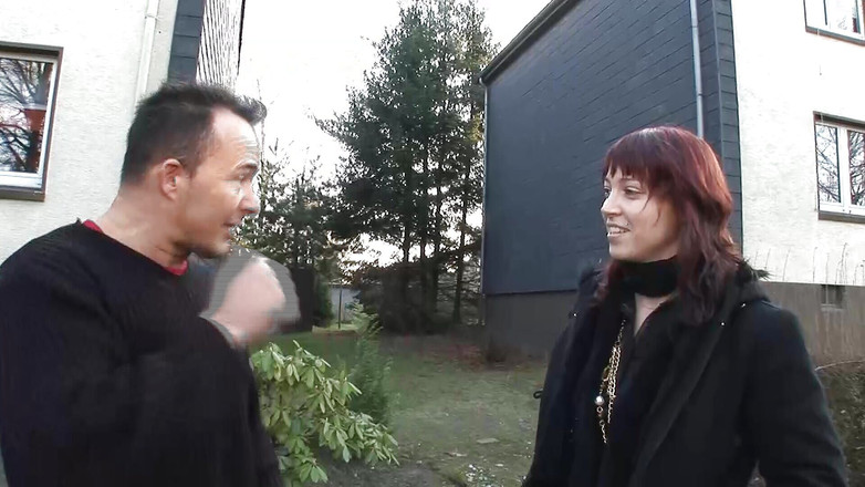 Deutsche XXX Filme: 曲がりくねったドイツのひよこが車の後ろで激しく叩かれる