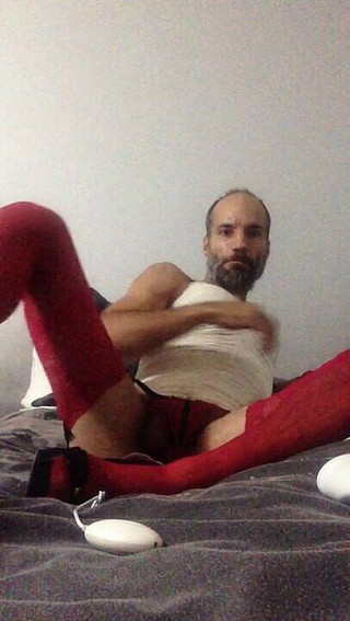 Sissysam: 穿着白色连衣裙的Sissysam和舔舐的屁股和假阳具