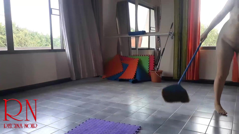Regina Noir: Nudist maid cleans the yoga room