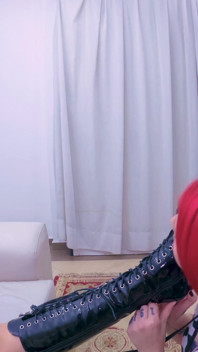 Redhead Wird Von Der Rookie-dominatrix Dominiert