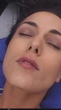 Schöne hausfrau lutscht großen harten schwanz und wird später im doggystyle in den arsch gefickt