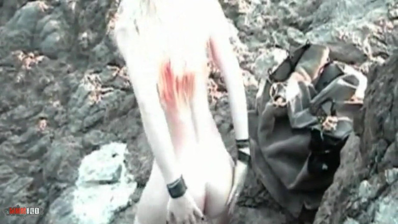 MMM100: Jessica: सुनहरे बालों वाली समुद्र तट पर खेल रही है