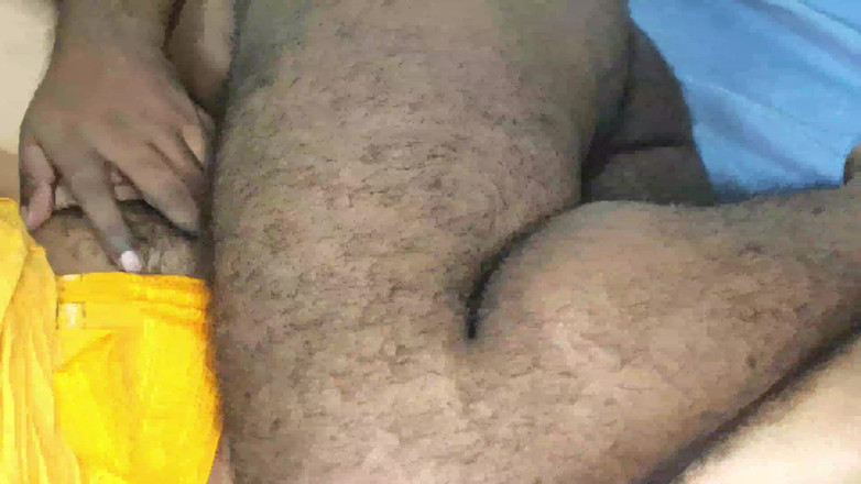 Desistar: Aku menemukan istri tiriku yang terangsang di kamar porno di...