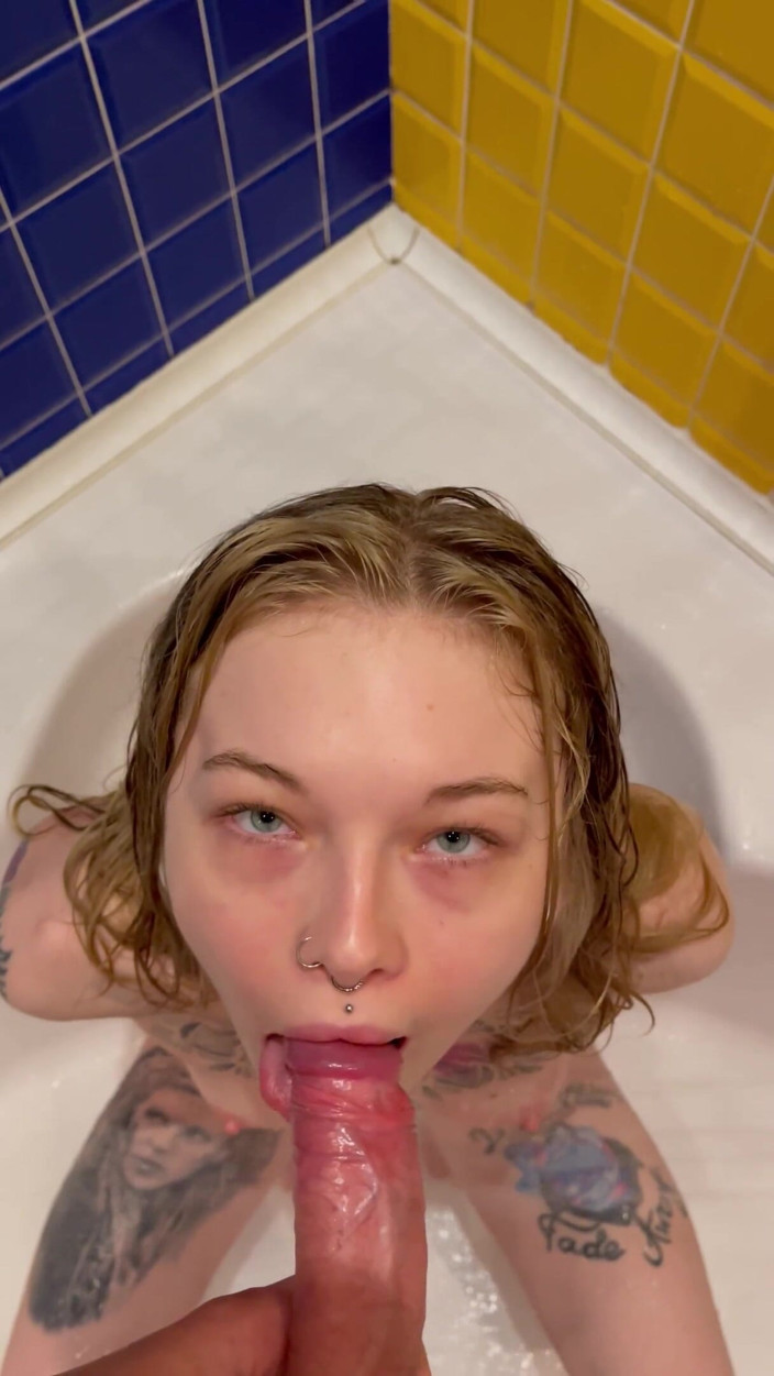Karneli Bandi: Hot blowjob in jacuzzi from wet girl
