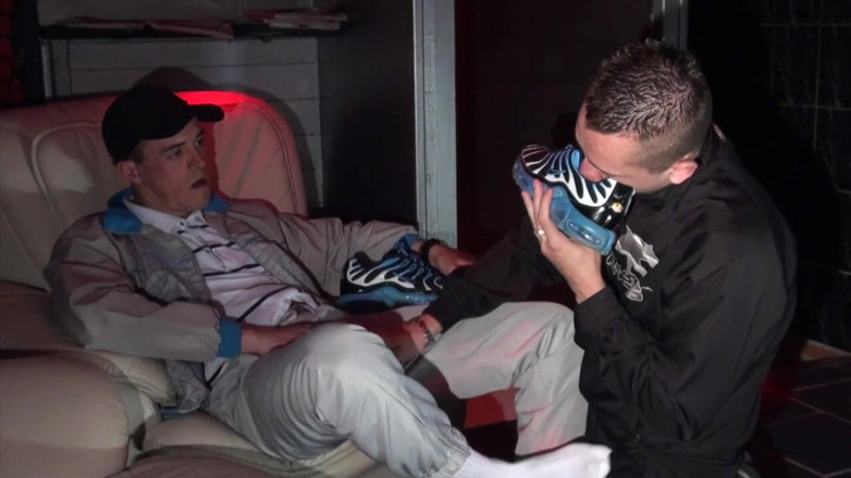Sneaker Sex Kinky: Dominacja trampkarzy w rejsie dla złego chłopca