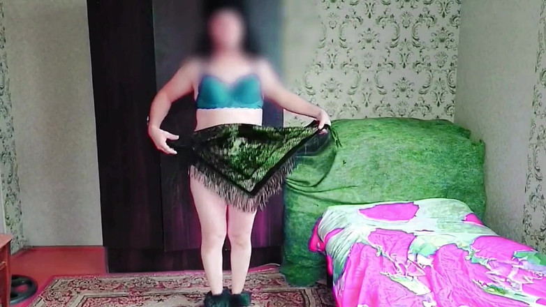 Kitty_Cross: Gadis trans ceria pamer tato di balik rok mininya