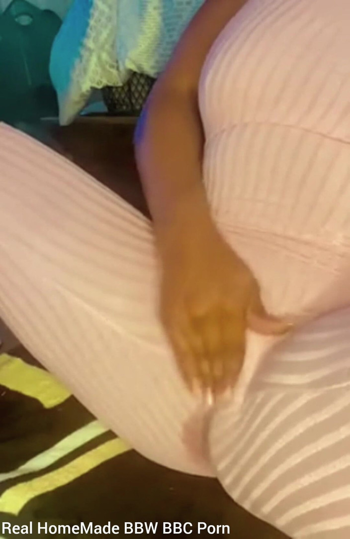 Super sexy ebony cuties: En me caressant la chatte, j’ai jeté mon body, jambe,...