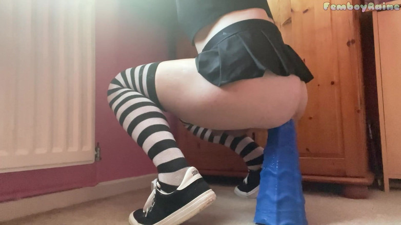 Rainbow Femboy: Goth Twink jezdí na novém análním nosítku v minisukni!