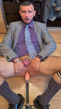 Il gentiluomo troia da piacere alla sua figa maschio come una cagna
