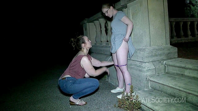 Private Society: Jilat aku di siang bulan