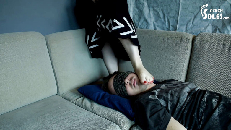 Czech Soles - foot fetish content: Lehké šlapání po jejím submisivním příteli