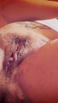 Shaving & Sudden Urge: Nicoletta, Live Shaving and Peeing