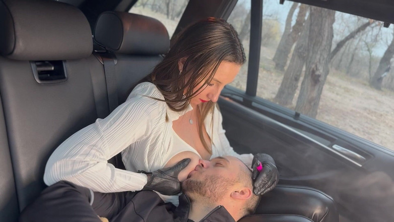 Hottie goddess: कार में स्तनपान कामुक मम्मी की कमान