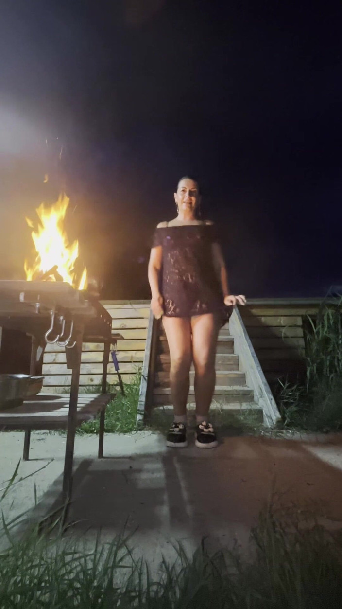 MilfyCalla: Stairway Stuzzica Accanto Al Fuoco - Top Nudo, Perizoma E Slow...