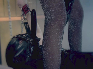 DARVASEX: Соковиті красуні, сцена-4 блондинка в латексній нижній білизні дрочить у бдсм-сеансі