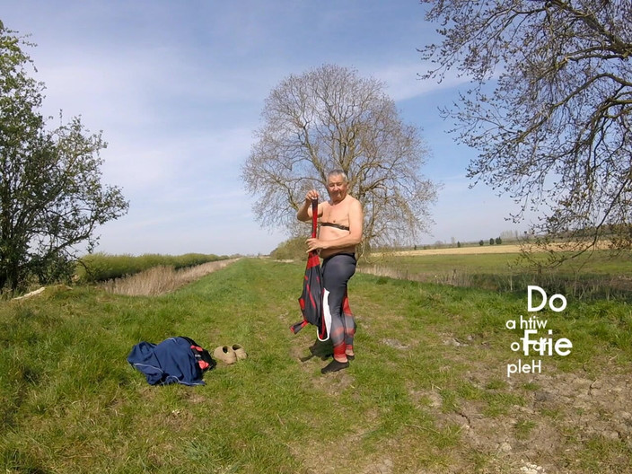 Andy: Afară, pe bicicleta mea, călărind pe Malul Râului într-o zi minunată