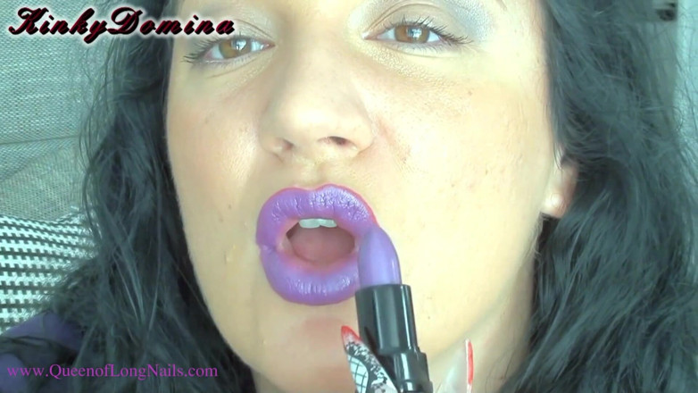 KinkyDomina: Sexy paarse lippenstift applicatie plaagt