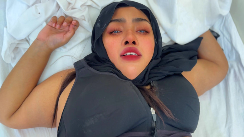 Aria Mia: Арабська мачуха прийшла з офісу і знімає хіджаб і Бурка і відпочиває на ліжку, а потім пасинок лоскотає її пизду і допомагає їй оргазм - секс