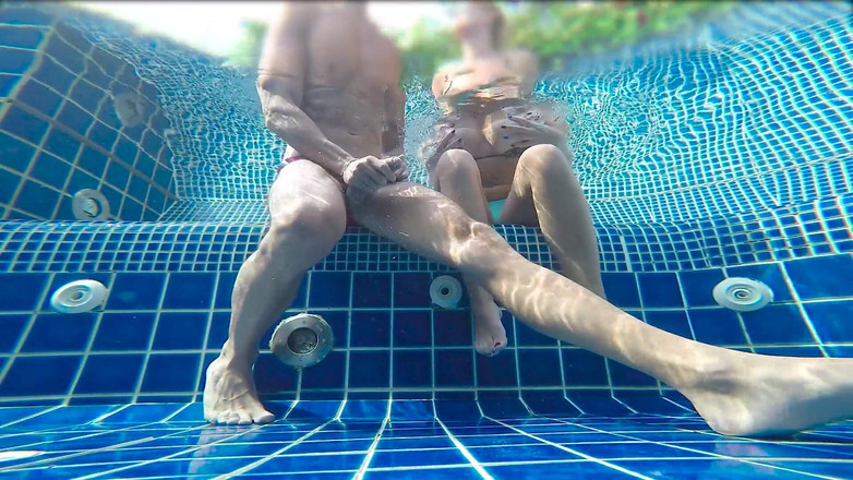 Chokobanana: Эта блондинка заставила меня кончить в публичном бассейне!