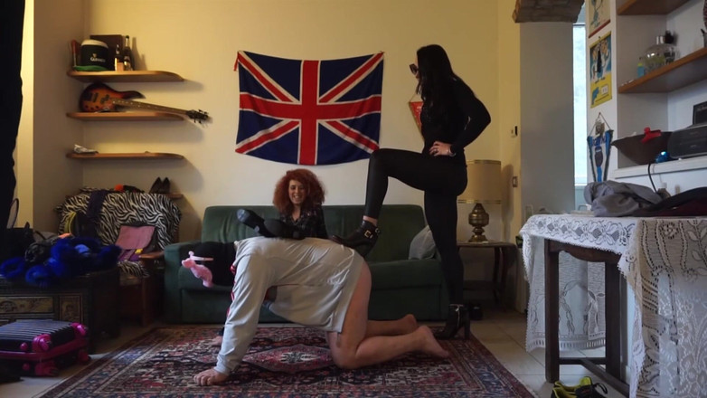 BDSM Deutschland: Dominazione Femminile Gioco Con Le Palle Maiale Con I Tacchi...