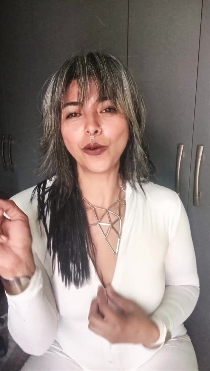 Casia Castro: Anleitungen zum Rauchen in einem wunderschönen weißen Anzug