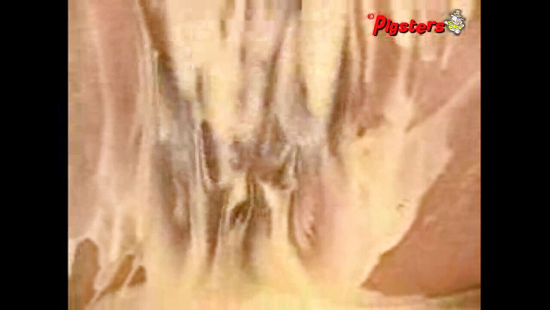 Pigsters: Грудаста повія Жасмін Делоне мокра і брудна у ванні