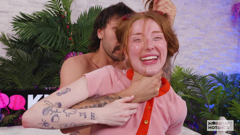 Hookup Hotshot: Rothaarige schönheit lola grant spreizt ihre beine für wildes anal-hämmern