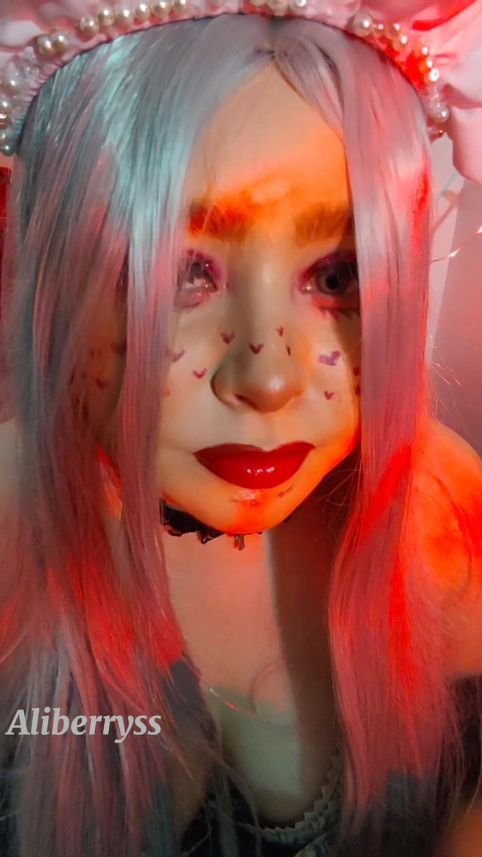 Aliberryss: E-awek menghisap dan menjilat telur awak