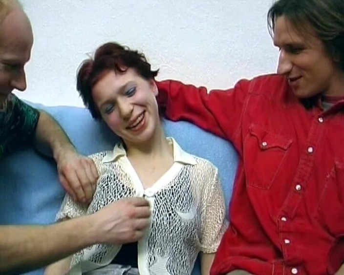 Deutsche Madchen: ドイツからの短い髪の海岸が2人の男に激しく犯される