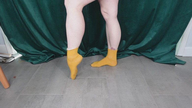 Deanna deadly: Calves Flex v hořčičných ponožkách