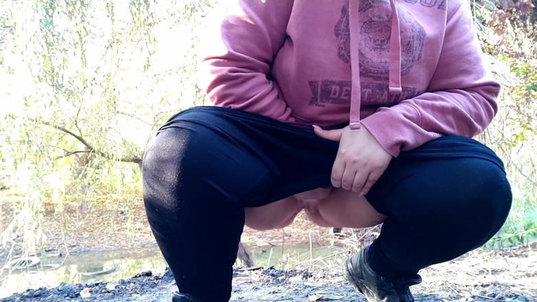 Elena: Curvy MILF in leggings pissing in the park
