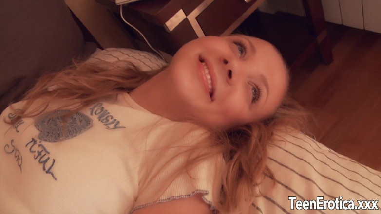 Teen Erotica XXX: Pluggin Herself Hard