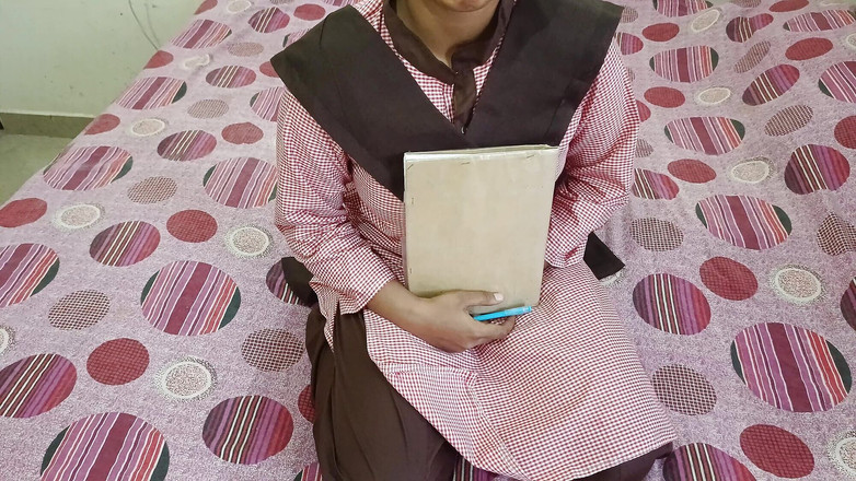 YOURAMRITA04: Estudante de 18 anos fodendo de uniforme com professor e chupando...