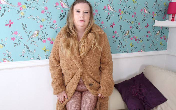 Older Woman Fun: 微胖熟女hayley露出她巨大的胸部并享受深度假阳具性爱