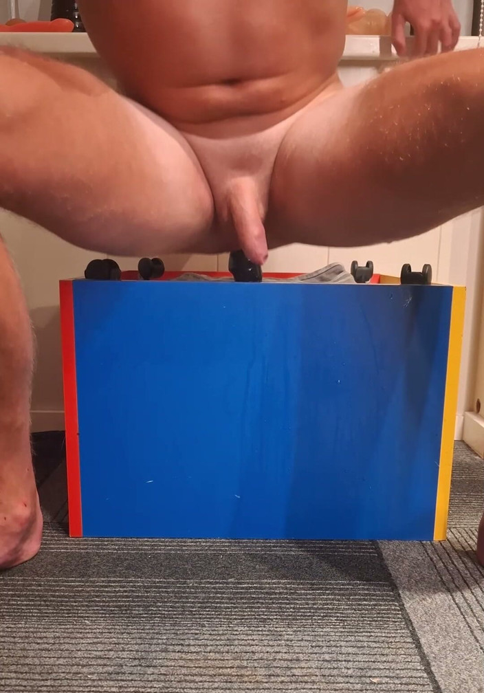 NoFace Twink X: Ateşli solo anal oyun twink dildo alıyor