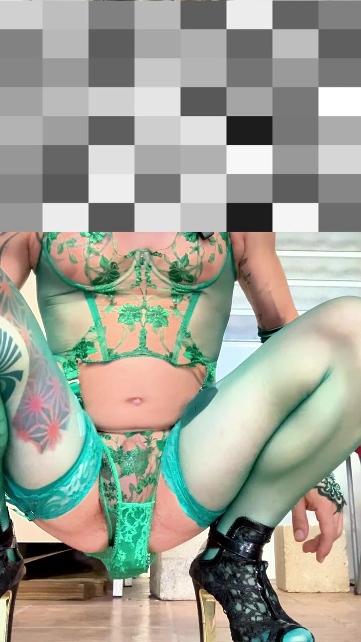 Benito414: Simpatico effeminato molto sexy calza lingerie che mostra le sue...