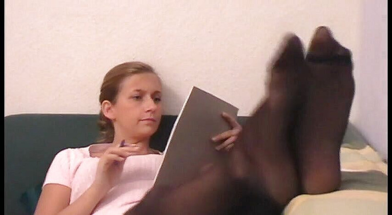 Foot Girls: Pieds en nylon dans des bas noirs