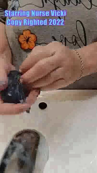 BBW nurse Vicki adventures with friends: Spălându-mi mâinile urâte și murdare
