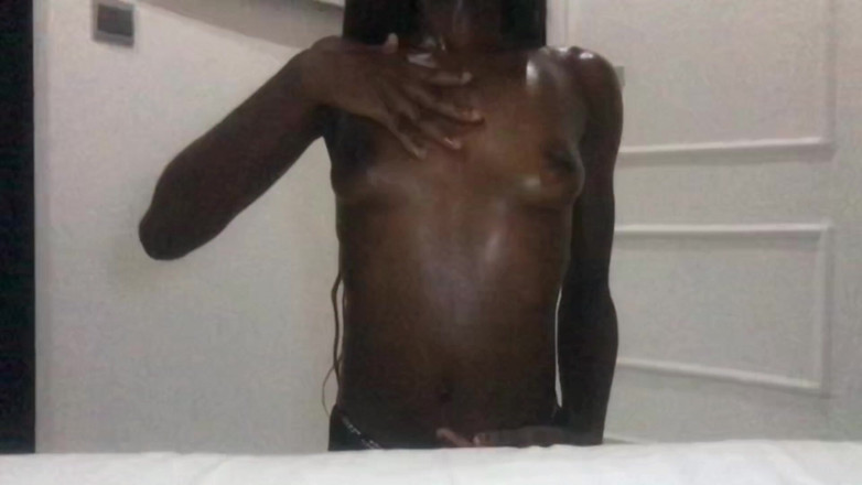 Browngurl234: Glatter eingeölter ebenholz, freche kleine titten massieren langsamen sinnlichen pOV-tanz