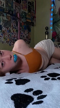 Zayıf hogtied kız kirli çoraplarla ağzı tıkalı
