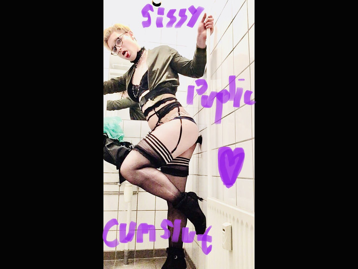 Sissy Cindy Slut: Sissy Public Toilette dildo