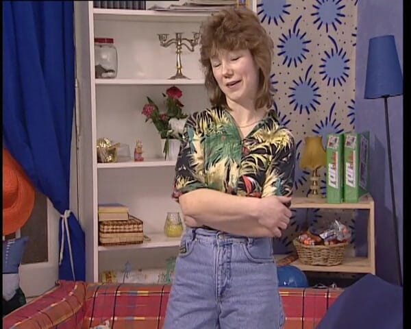 YOUR FIRST PORN: Schätzchen rasiert sich morgens