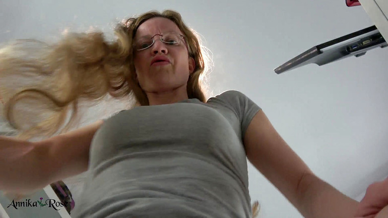 Annika Rose: Volledig harig - volle blaas