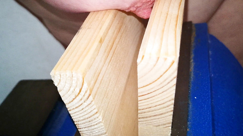 Bouncy Tits Action: Mačkání bradavek ve svěráku