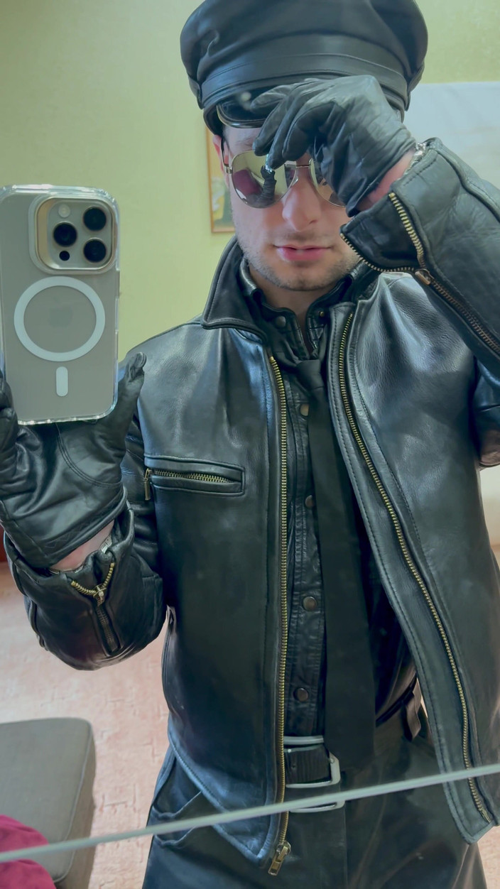 KinkySirius: Sĩ quan cảnh sát Kinkysirius trong trang phục da đầy đủ đã dàn...