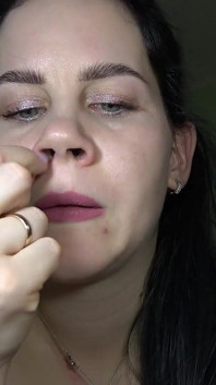Anna ukazuje nos a byla svázaná
