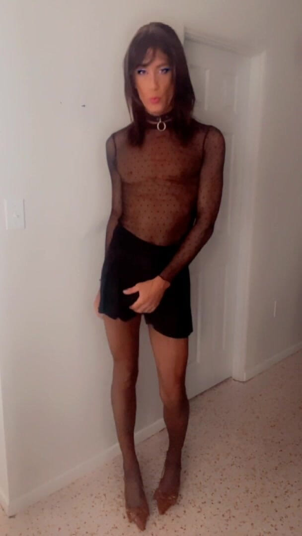 TVI Studios Val Parker: Crossdressing em uma saia de malha de nylon e meia-calça...