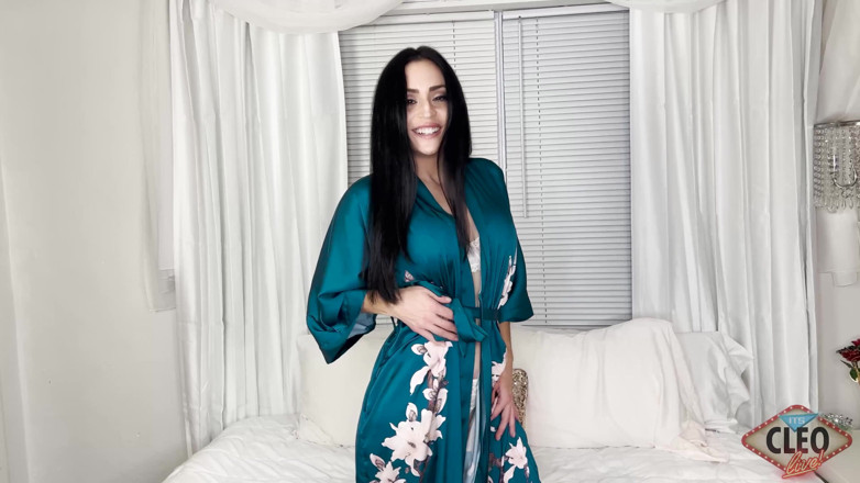 Cleo: Cleo Sexy Robe Striptease